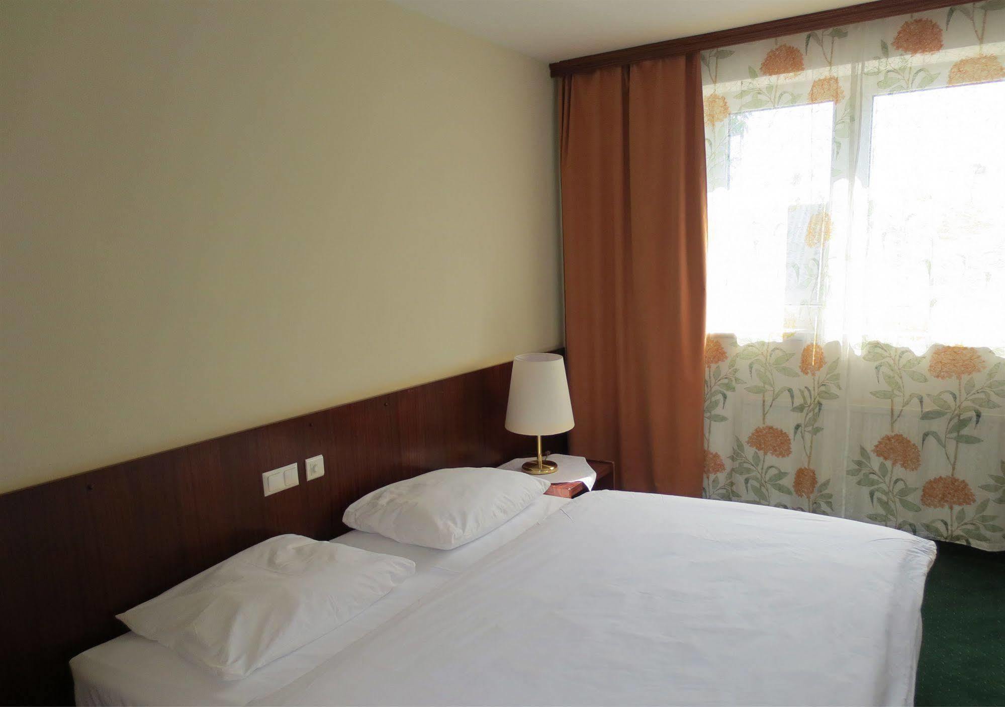 Hotel Zur Post Illmitz Buitenkant foto